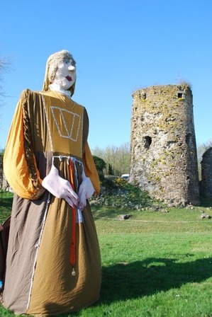 Quiquine devant son château